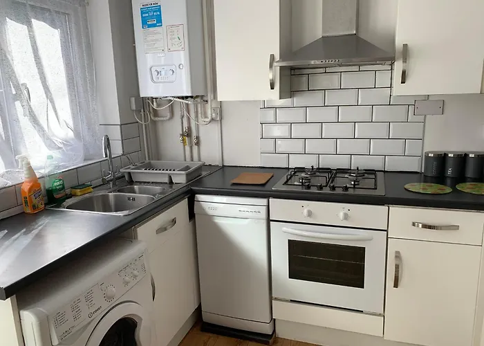 Stylish Home Near Shopping Plus Dining - Book Summer Stays Now