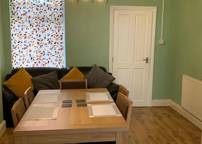 Stylish Home Near Shopping Plus Dining - Book Summer Stays Now