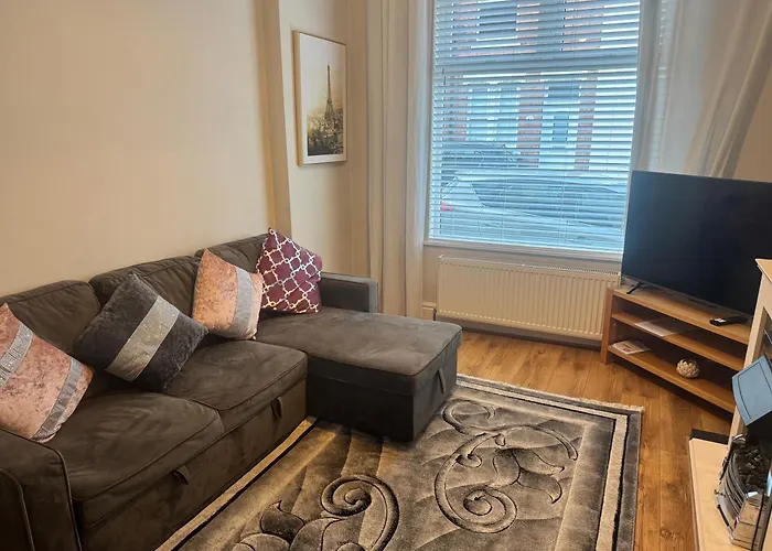 Stylish Home Near Shopping Plus Dining - Book Summer Stays Now