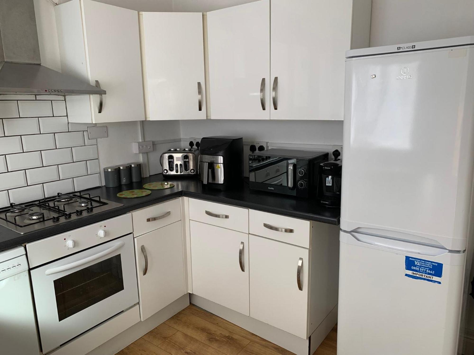 Stylish Near Shopping Dining - Book Summer Now Holiday home