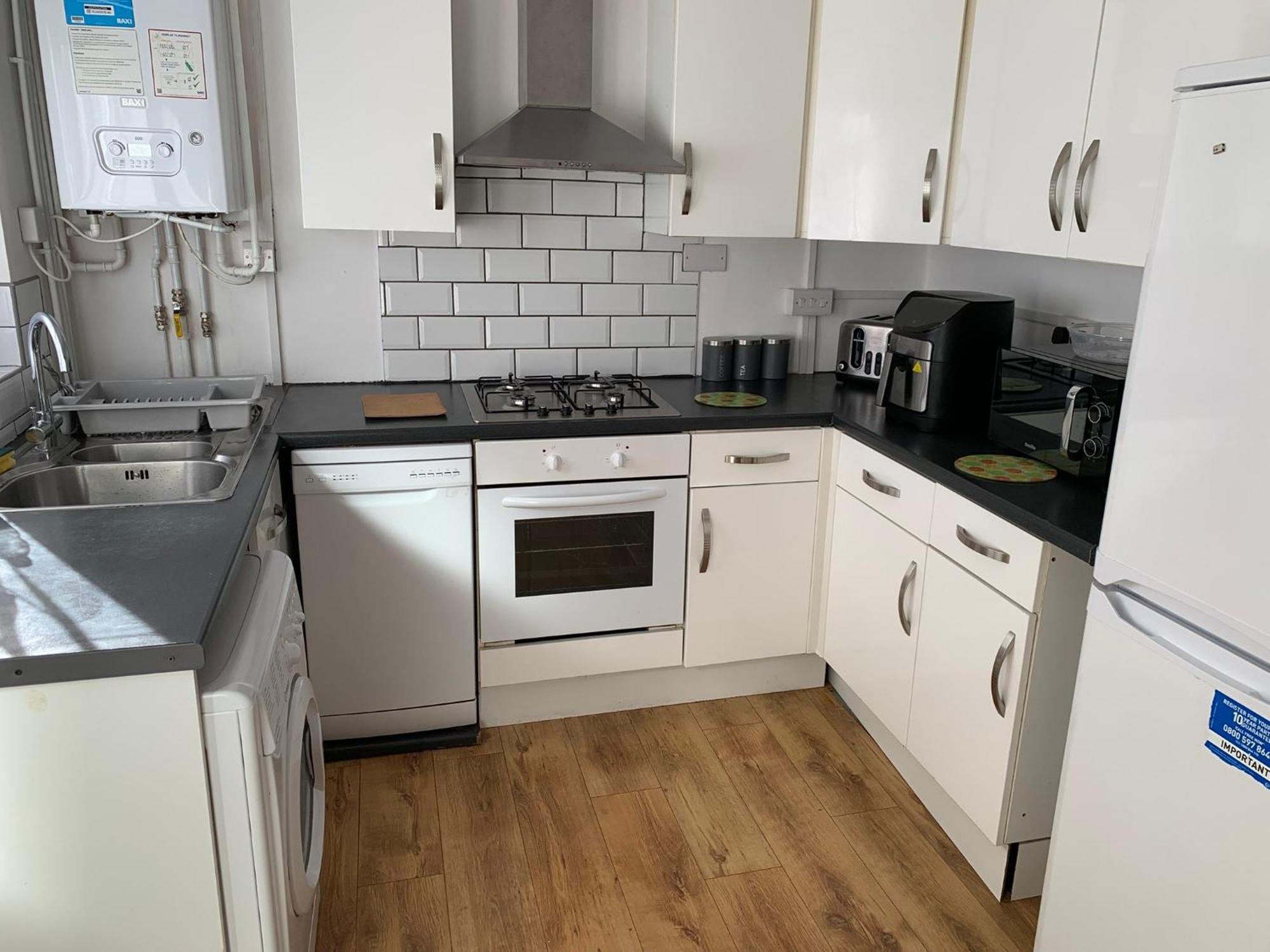 Stylish Near Shopping Dining - Book Summer Now