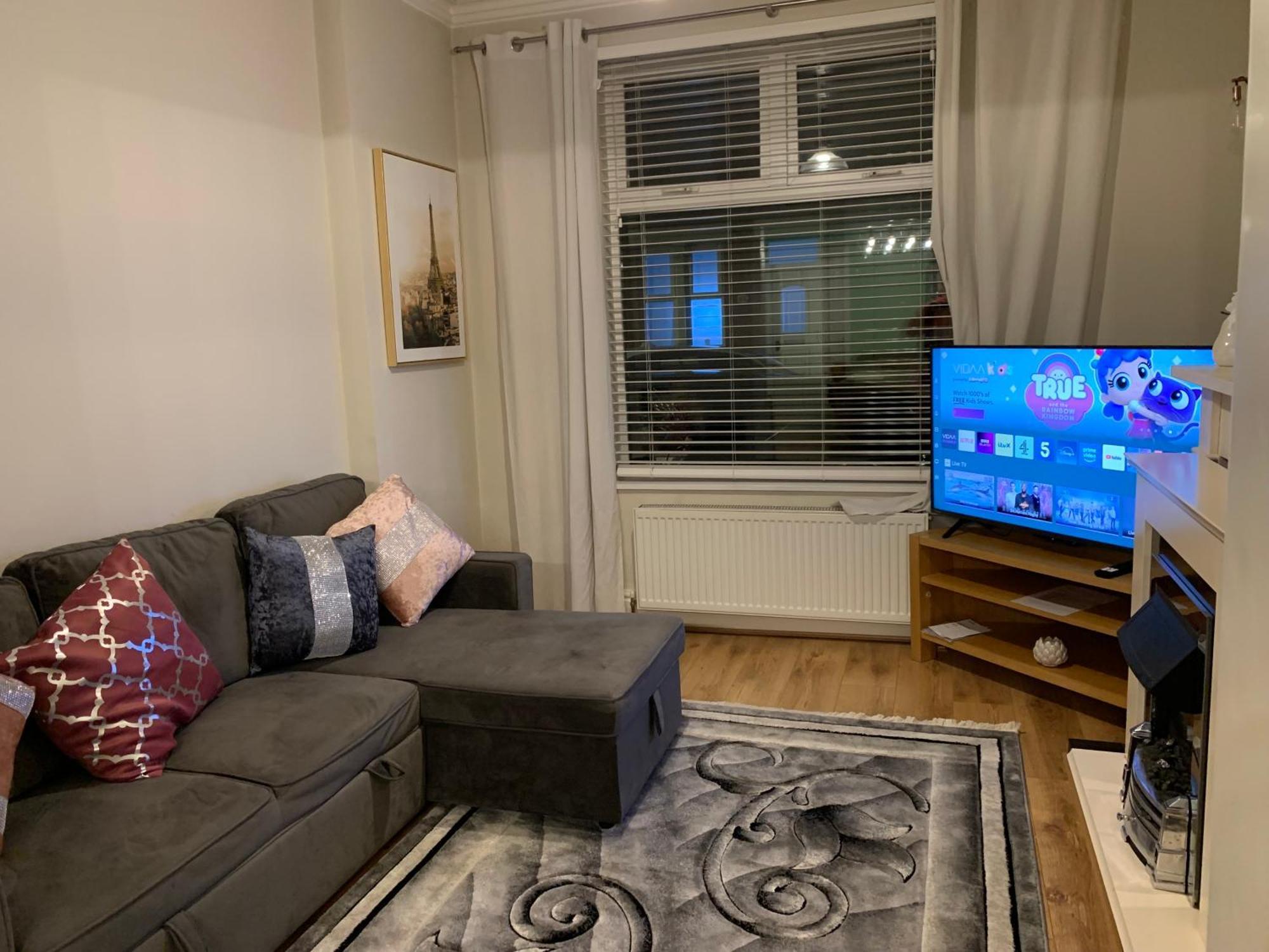 Stylish Near Shopping Dining - Book Summer Now Nottingham