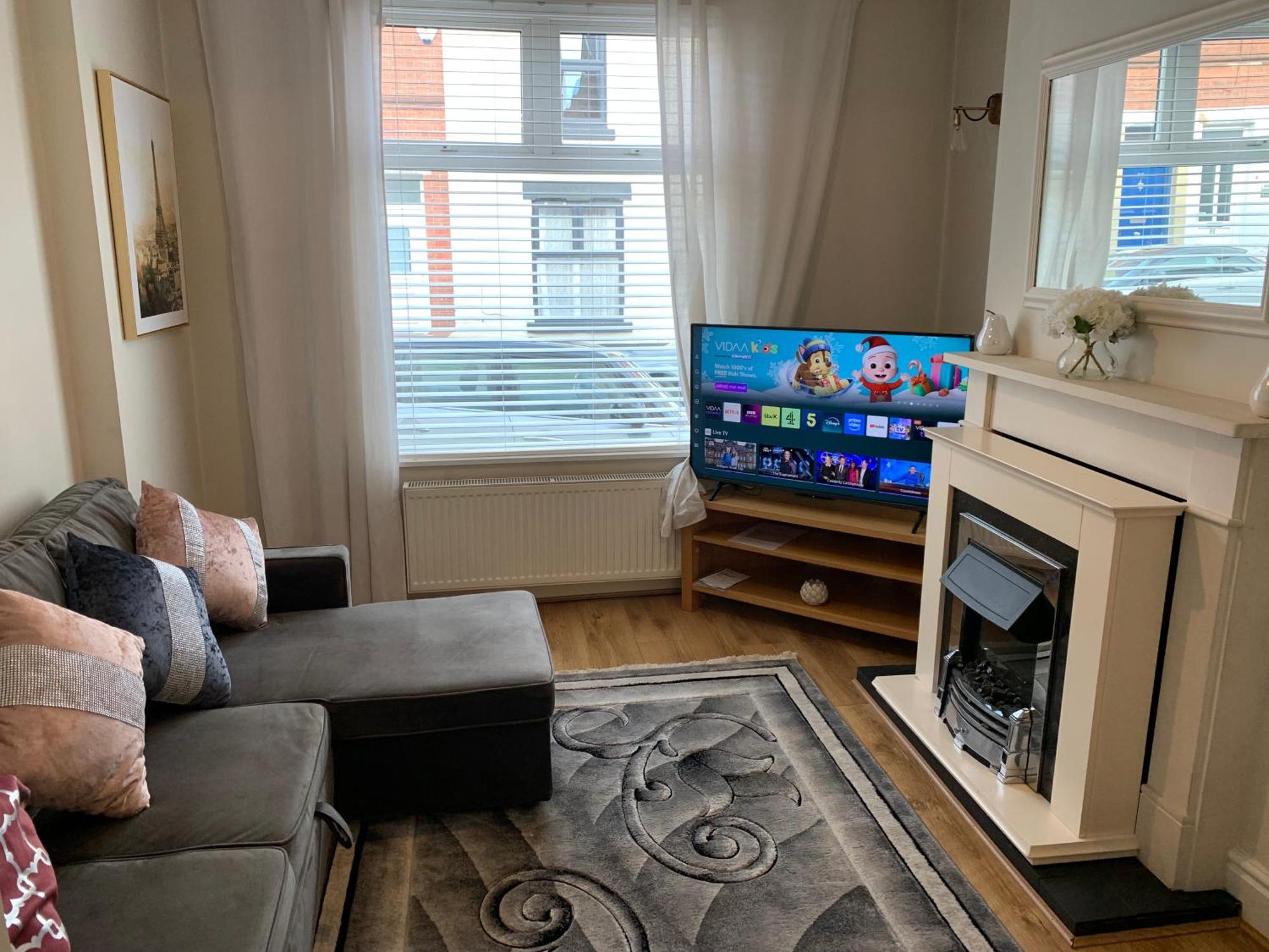 Holiday home Stylish Near Shopping Dining - Book Summer Now