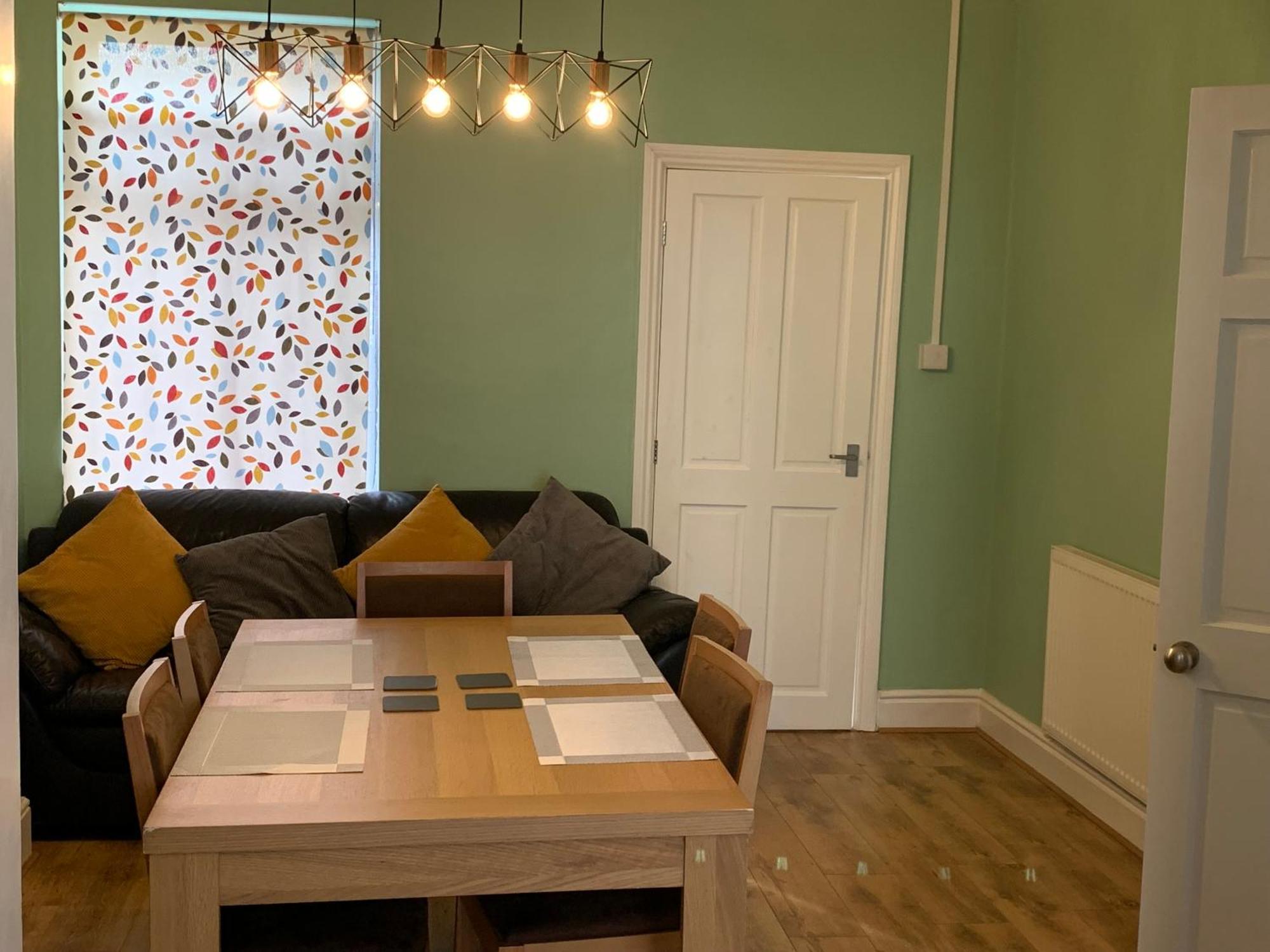 Stylish Near Shopping Dining - Book Summer Now Nottingham