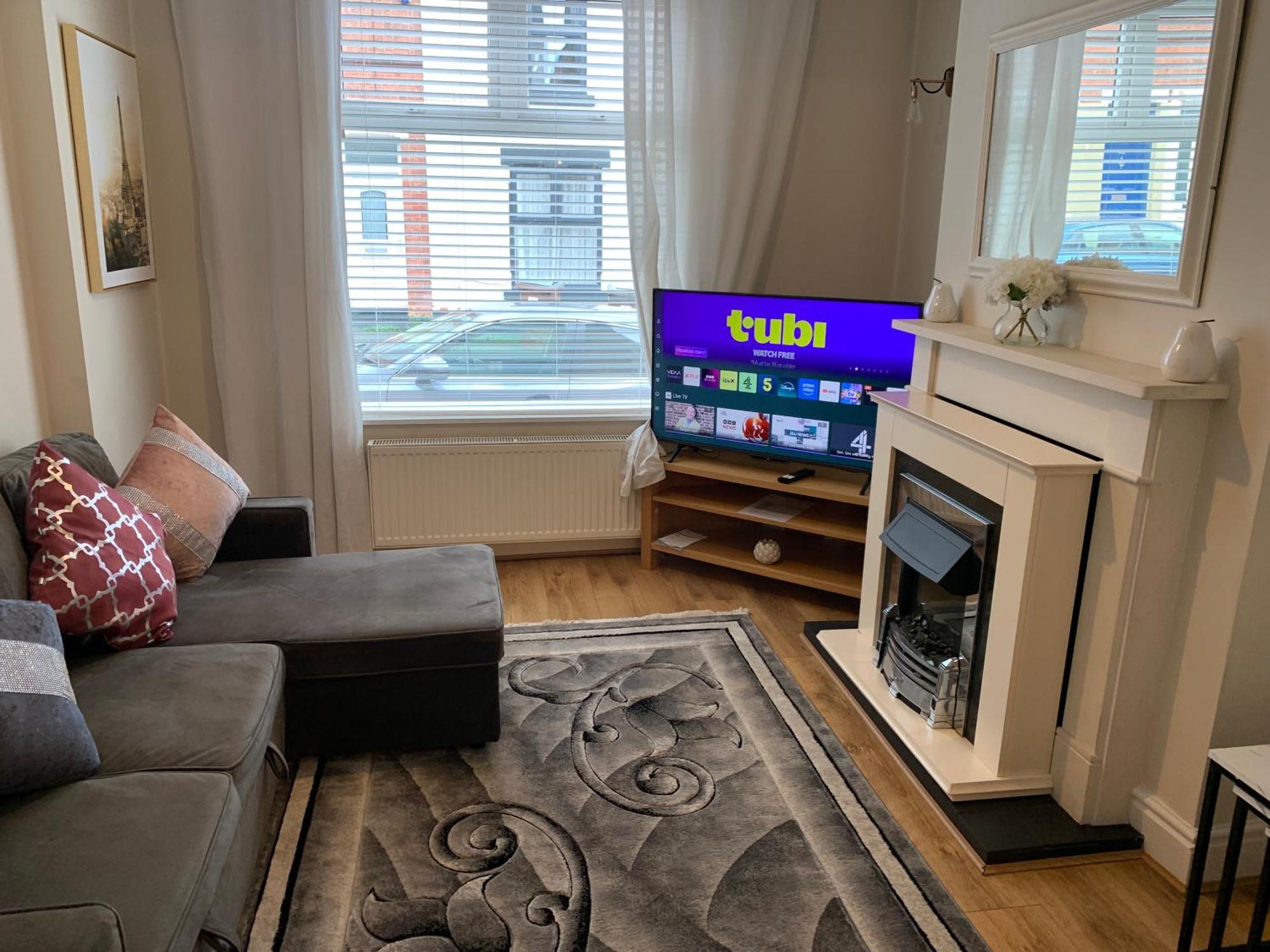 Stylish Near Shopping Dining - Book Summer Now Holiday home