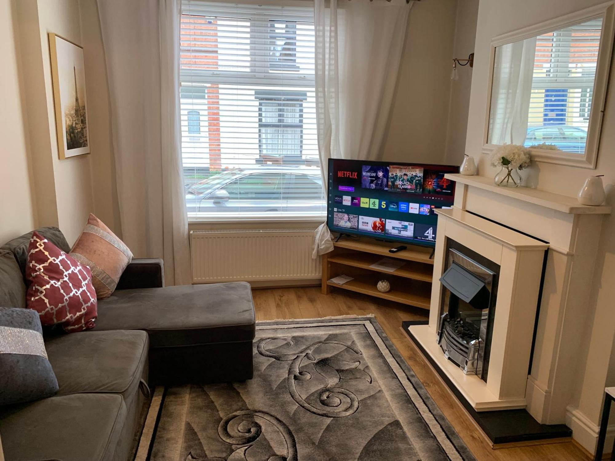 Stylish Near Shopping Dining - Book Summer Now Holiday home