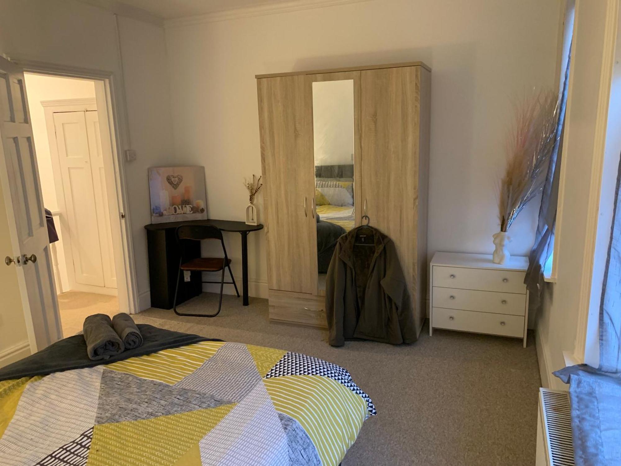 Stylish Near Shopping Dining - Book Summer Now Nottingham