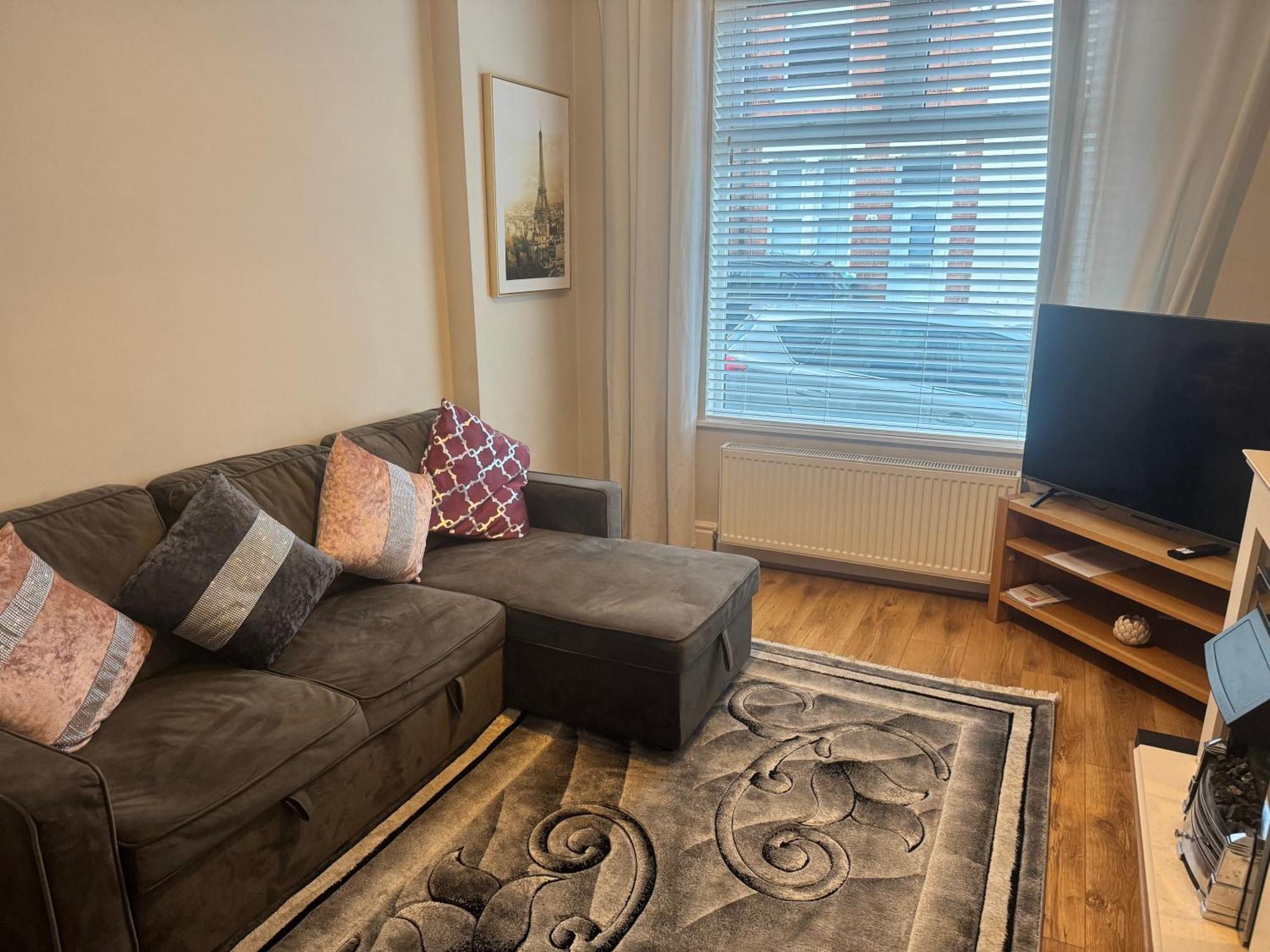 Stylish Near Shopping Dining - Book Summer Now Holiday home